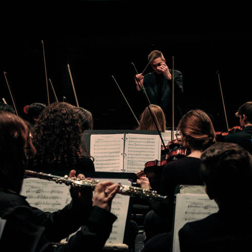 Joel Schut conducts the symphony orchestra